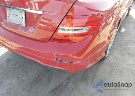 2012 Mercedes-Benz C 250 z USA, uszkodzony, nr VIN WDDGJ4HB0CF880097